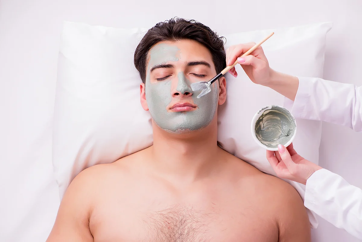 Ansiktsbehandling med maske for menn hos Bergen Hudpleie