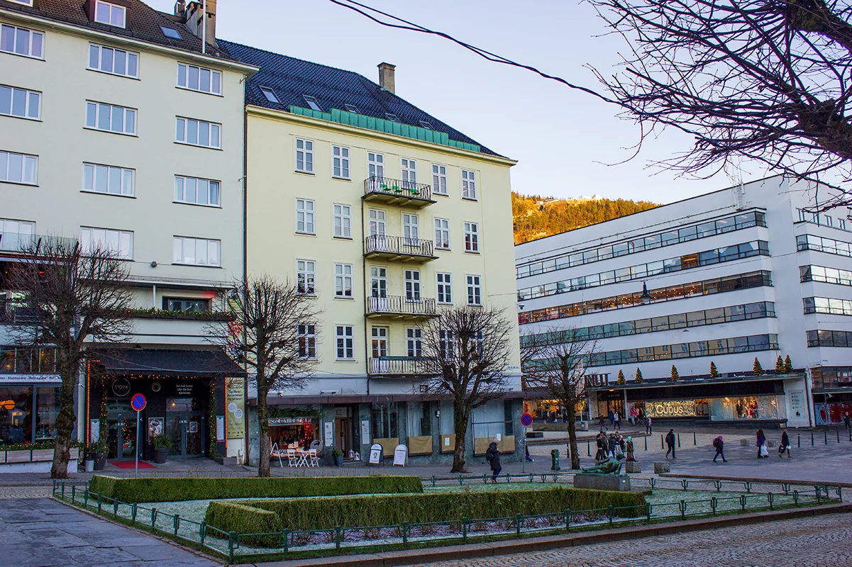 Bygget i Øvre Ole Bulls plass 1 i Bergen sentrum, der salongen holder til i 4. etasje